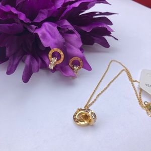 NWT Woman Fashion Necklace and Earrings Set